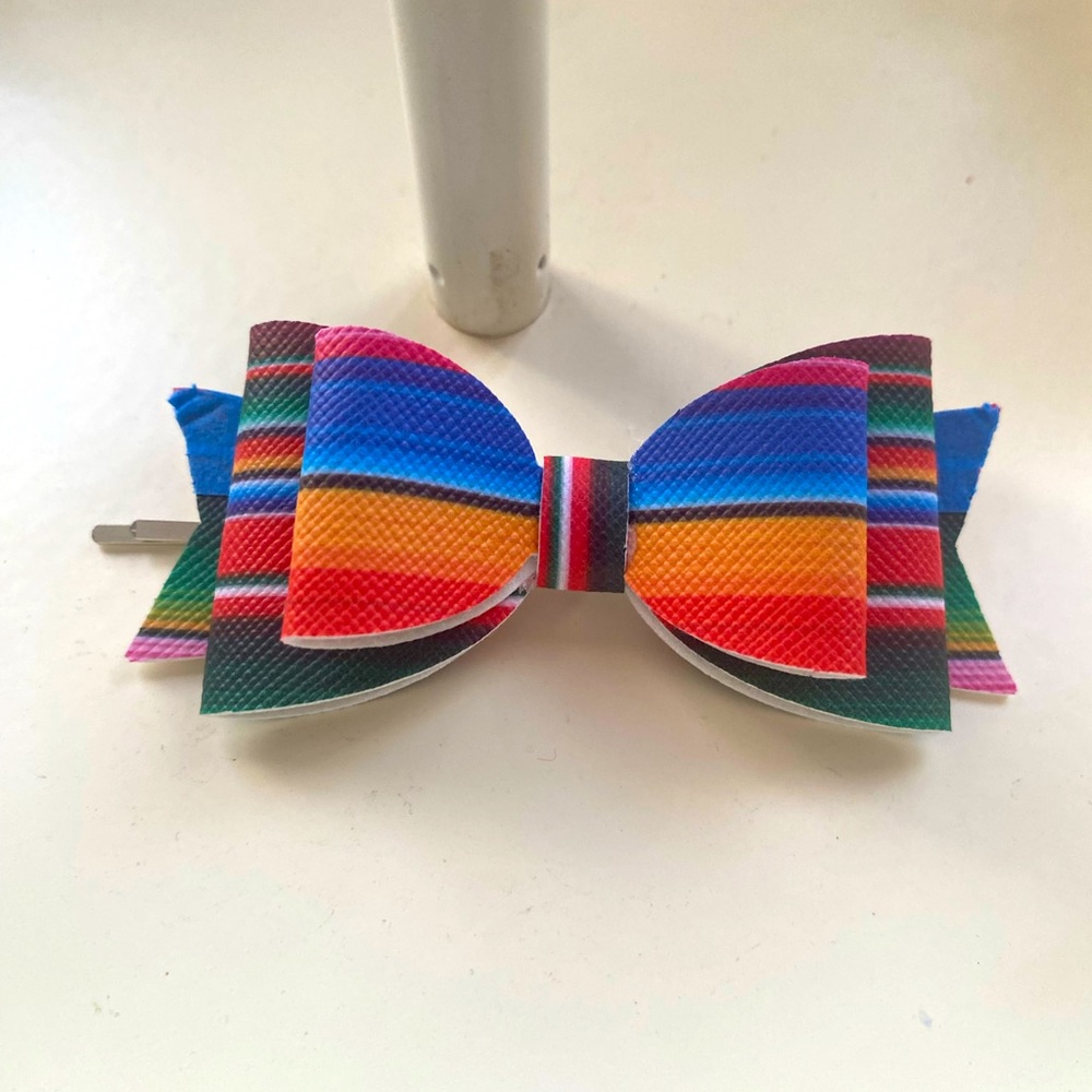 Simple hair bow. Many colors to choose from, made to order. Message for option